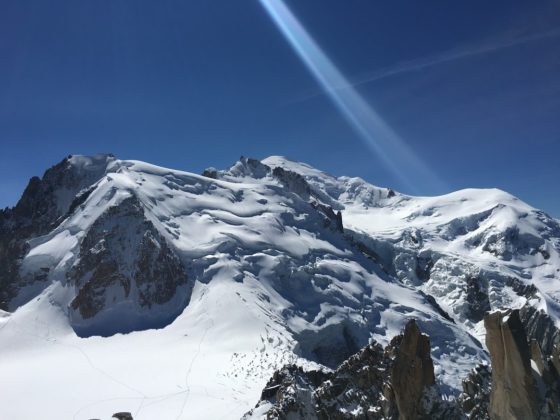 Blick auf den Mont Blanc mit Sonnenstrahl