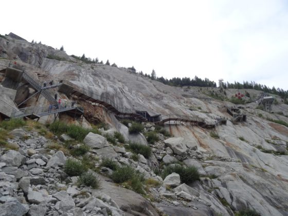 Treppen zur Grotte de Glace - Über 420 Stufen bahnen sich ihren Weg zur Seilban